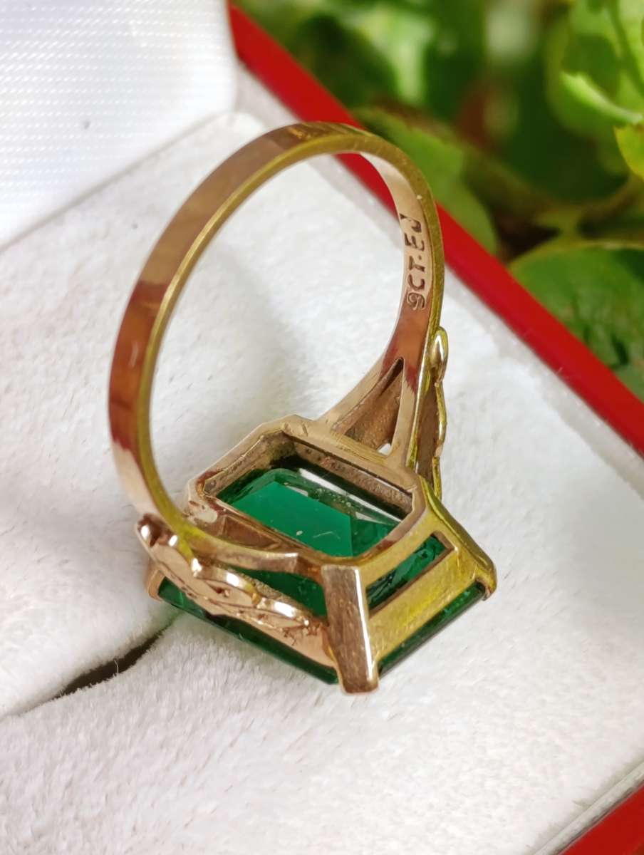9ct Gold Vintage Green Stone Ring