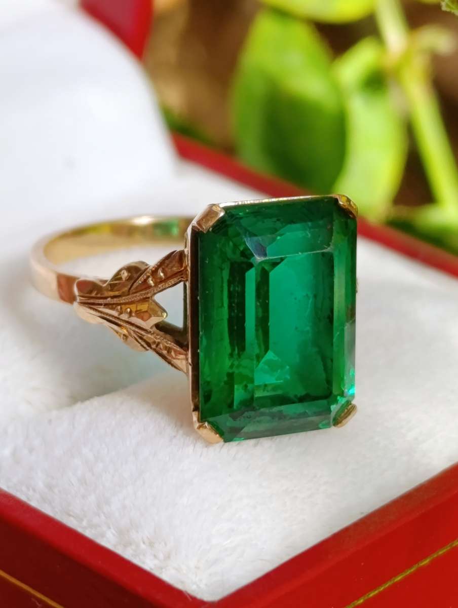 9ct Gold Vintage Green Stone Ring