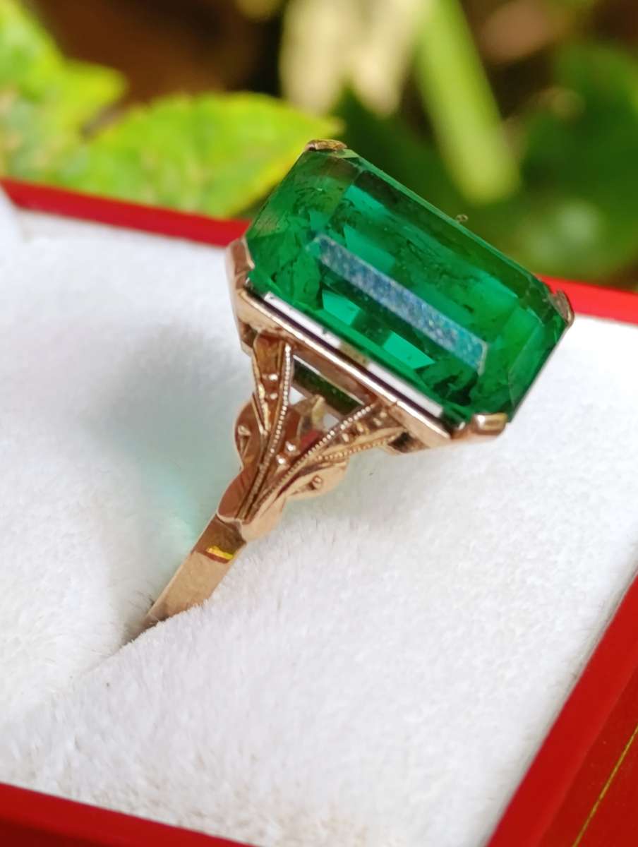 9ct Gold Vintage Green Stone Ring
