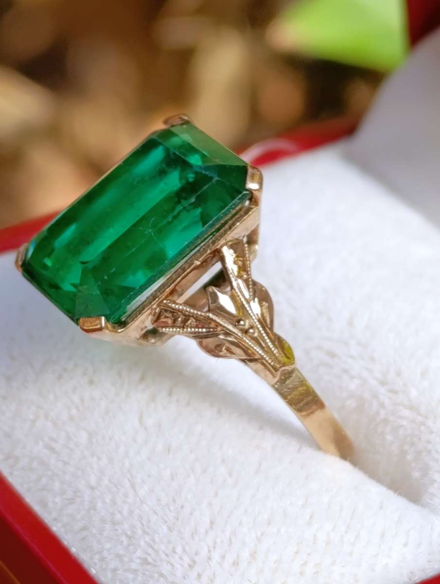 9ct Gold Vintage Green Stone Ring