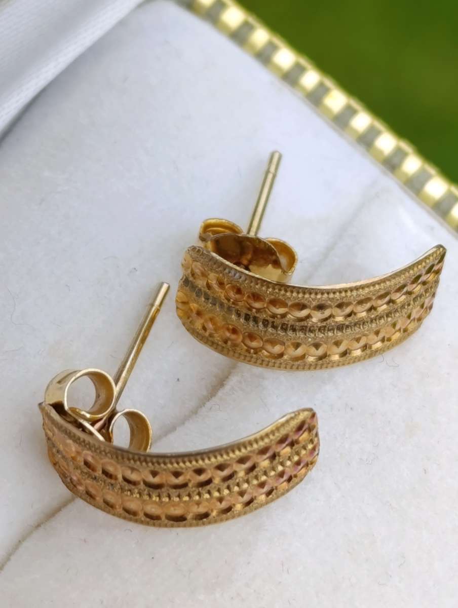 9ct Gold Curved Dotted Earrings