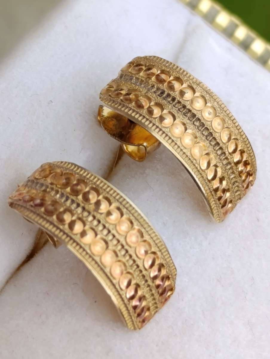 9ct Gold Curved Dotted Earrings