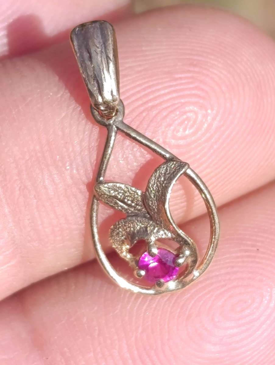 9ct Gold Vintage Ruby Pendant