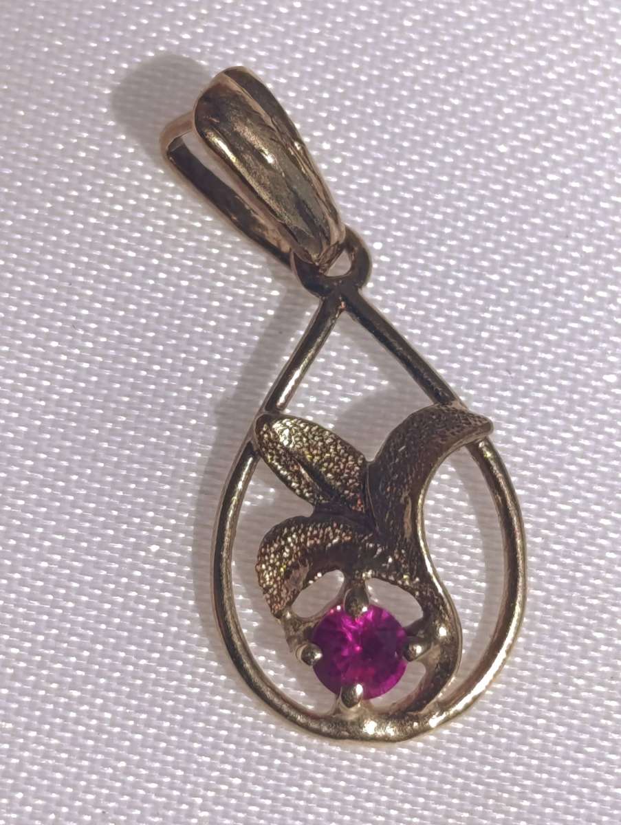 9ct Gold Vintage Ruby Pendant
