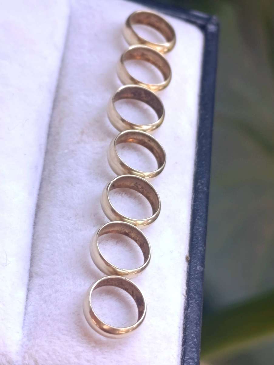 Vintage 9ct Gold 7 Goodluck pendant Rings