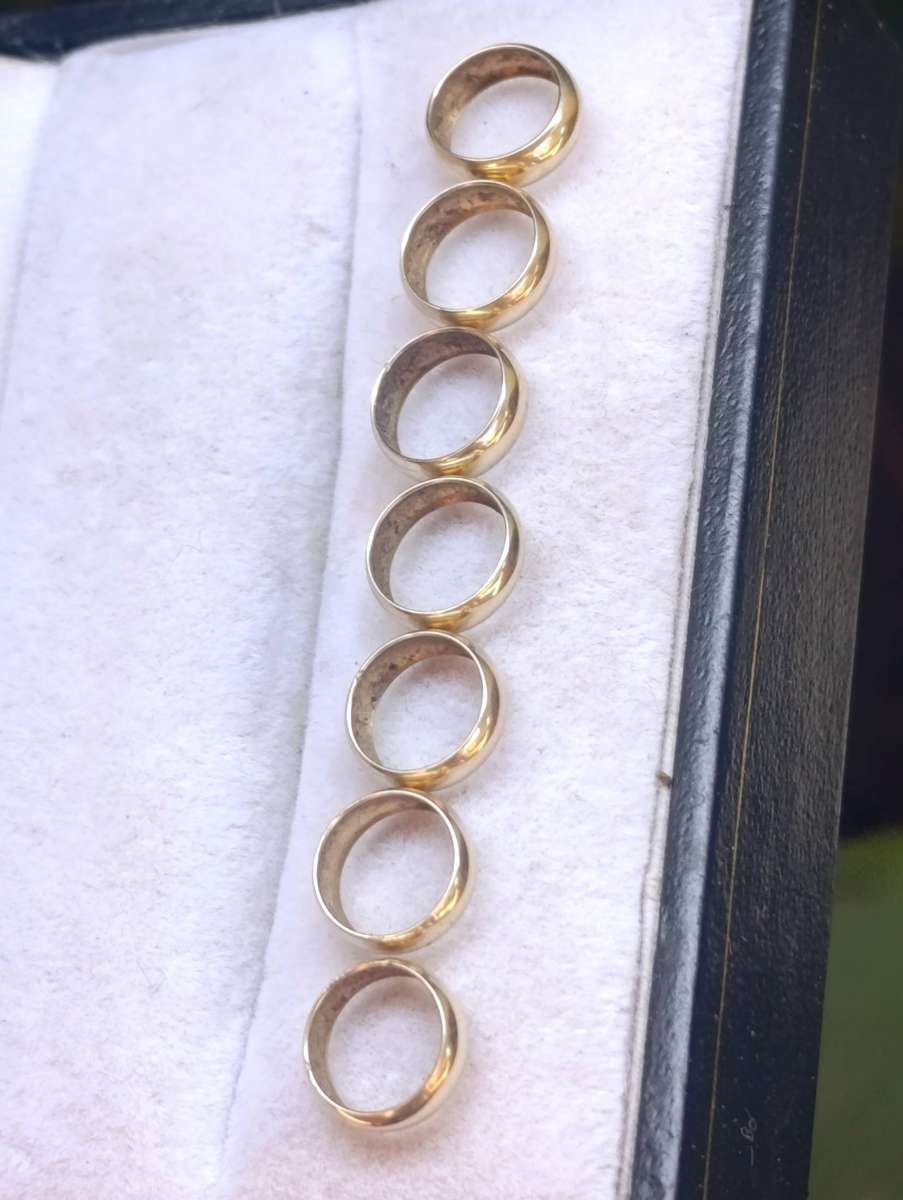 Vintage 9ct Gold 7 Goodluck pendant Rings