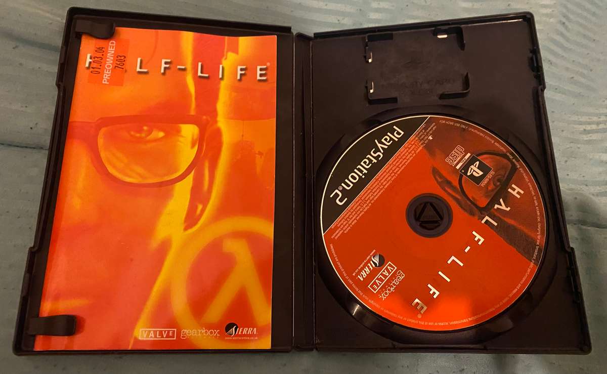 Half life Ps2  and Metal gear solid 3 Snake Eater Ps2 .(Combo)