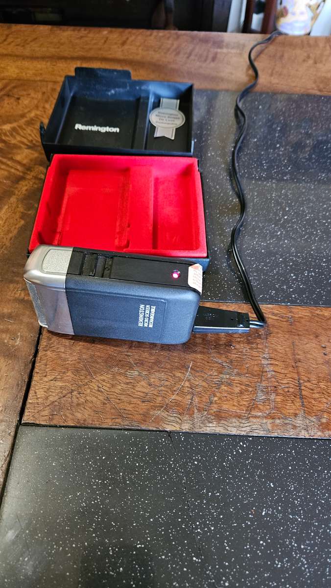 Remington De Lux Men's Rechargeable  Shaver