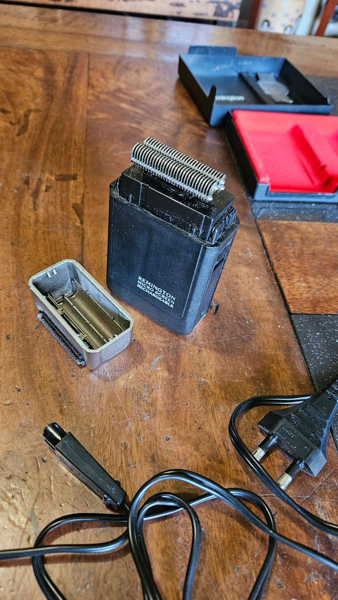 Remington De Lux Men's Rechargeable  Shaver