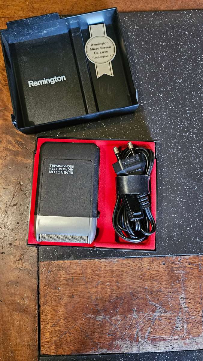 Remington De Lux Men's Rechargeable  Shaver