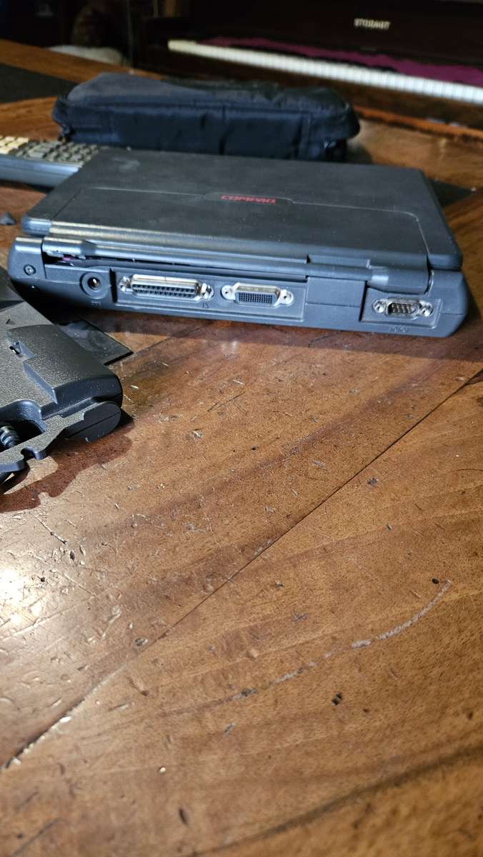 Compaq Contura 4/33C Series 2830A