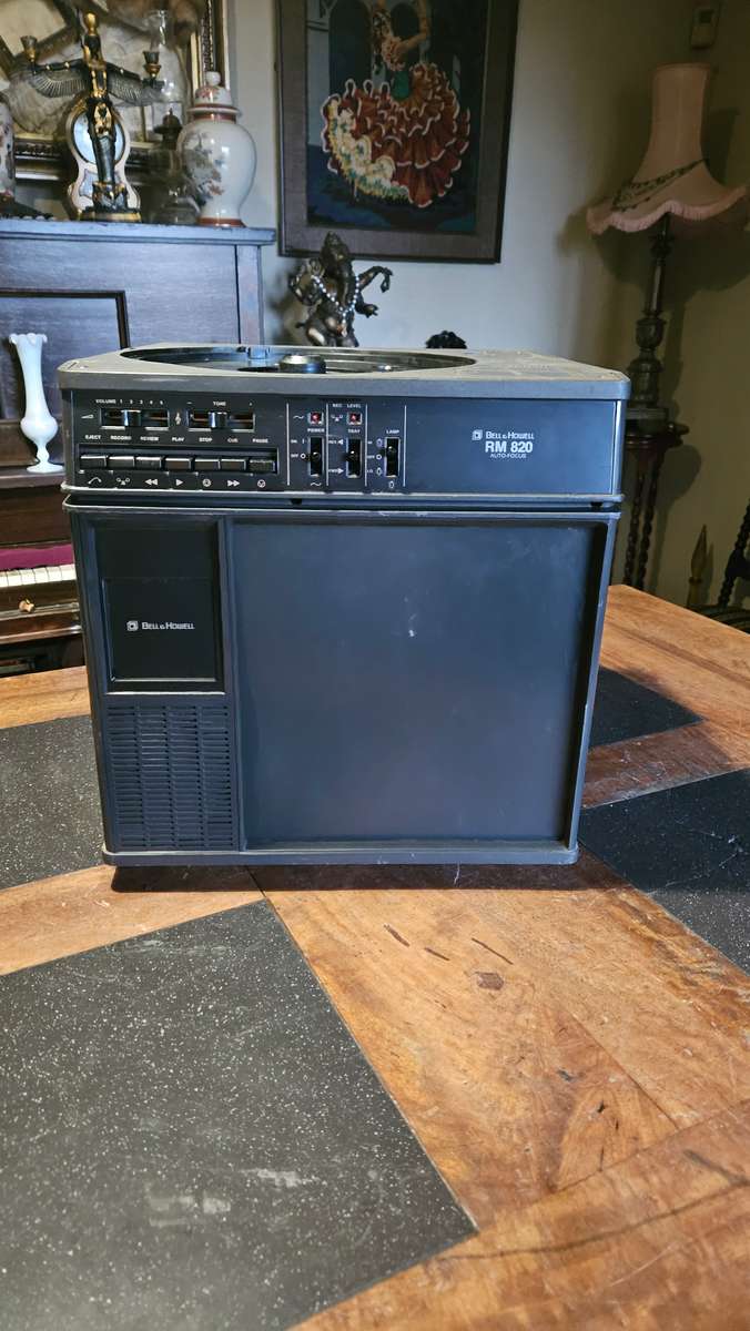 Bell & Howell RM820 Auto-Focus Projector