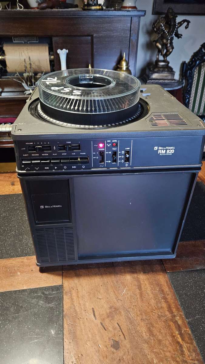 Bell & Howell RM820 Auto-Focus Projector