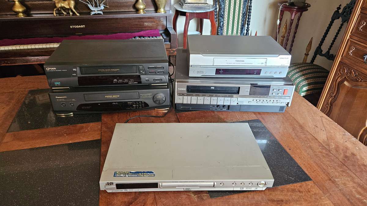 Video & Cd Players Lot