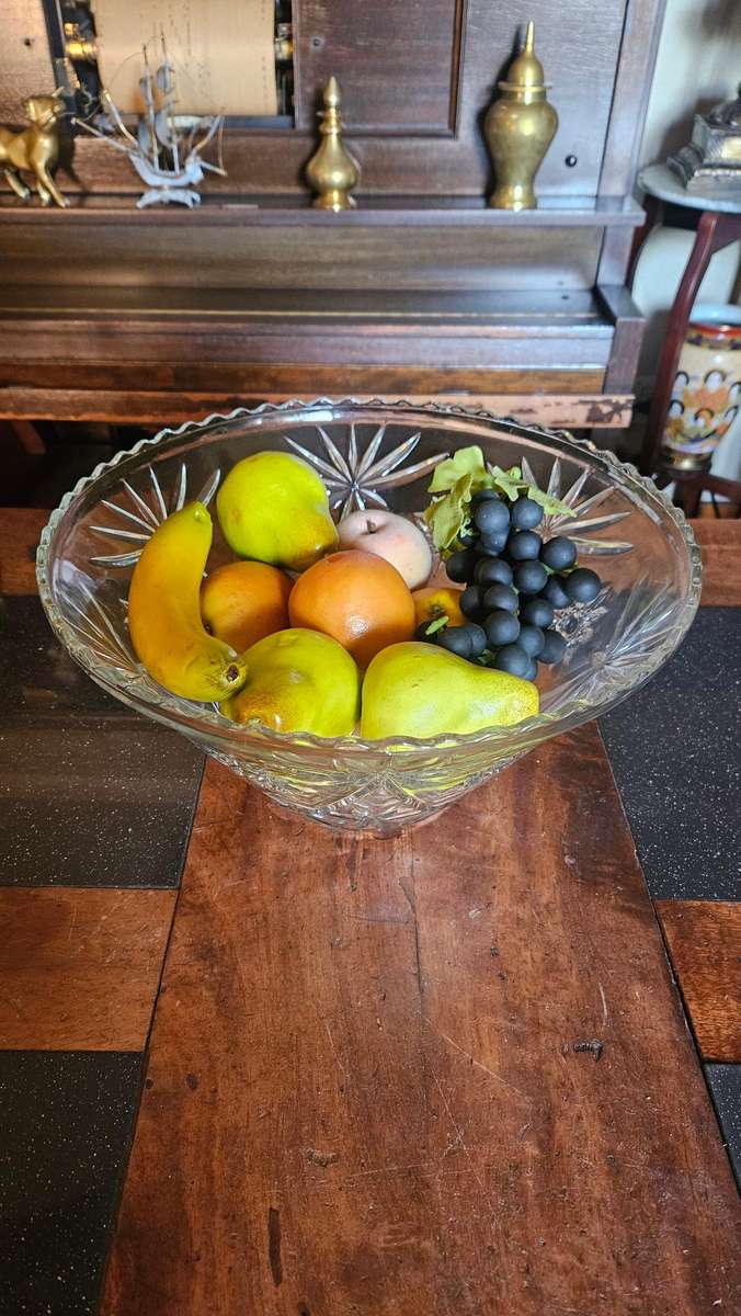 Large Glass Fruit Bowl Plus Ornamental Fruit