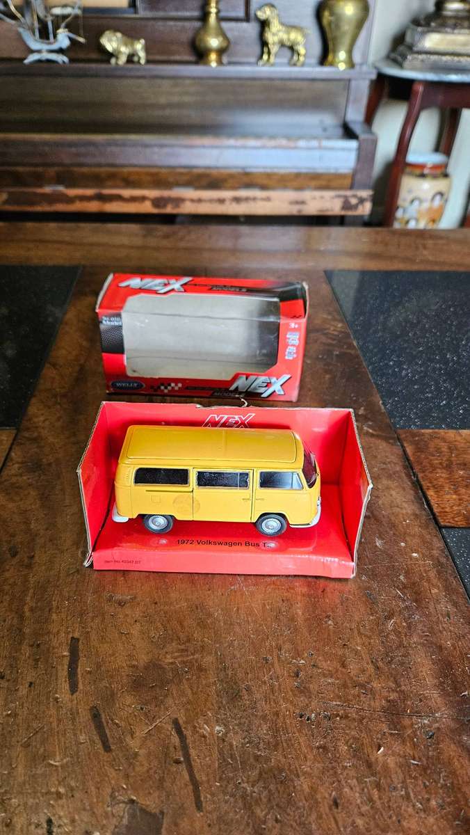 Welly 1972 Volkswagen Bus Die Cast Model