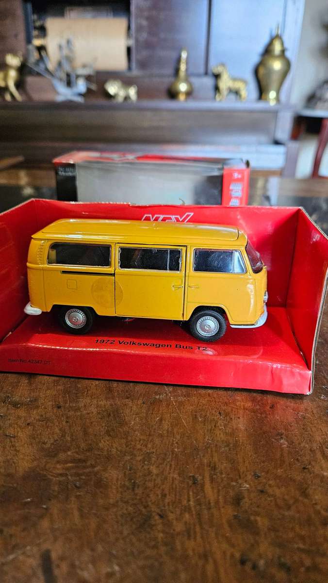 Welly 1972 Volkswagen Bus Die Cast Model