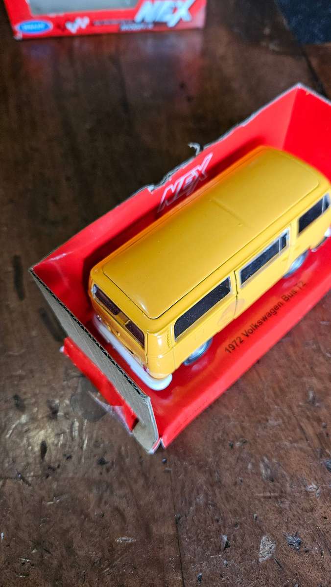 Welly 1972 Volkswagen Bus Die Cast Model