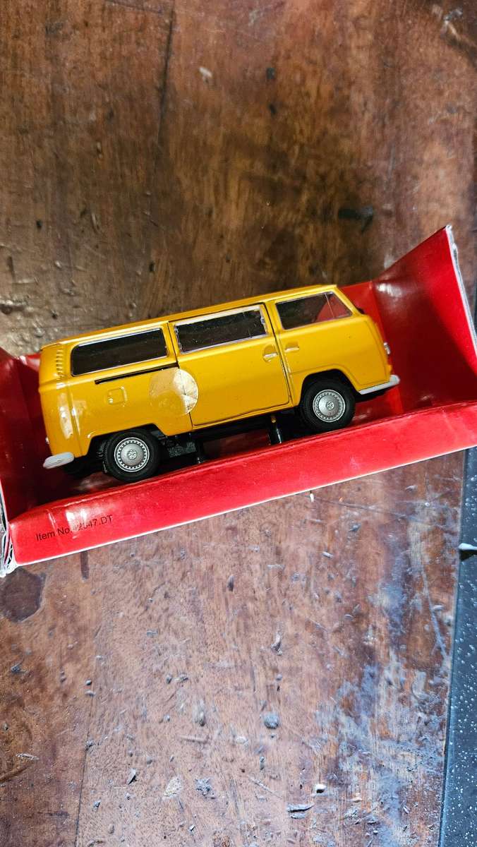 Welly 1972 Volkswagen Bus Die Cast Model