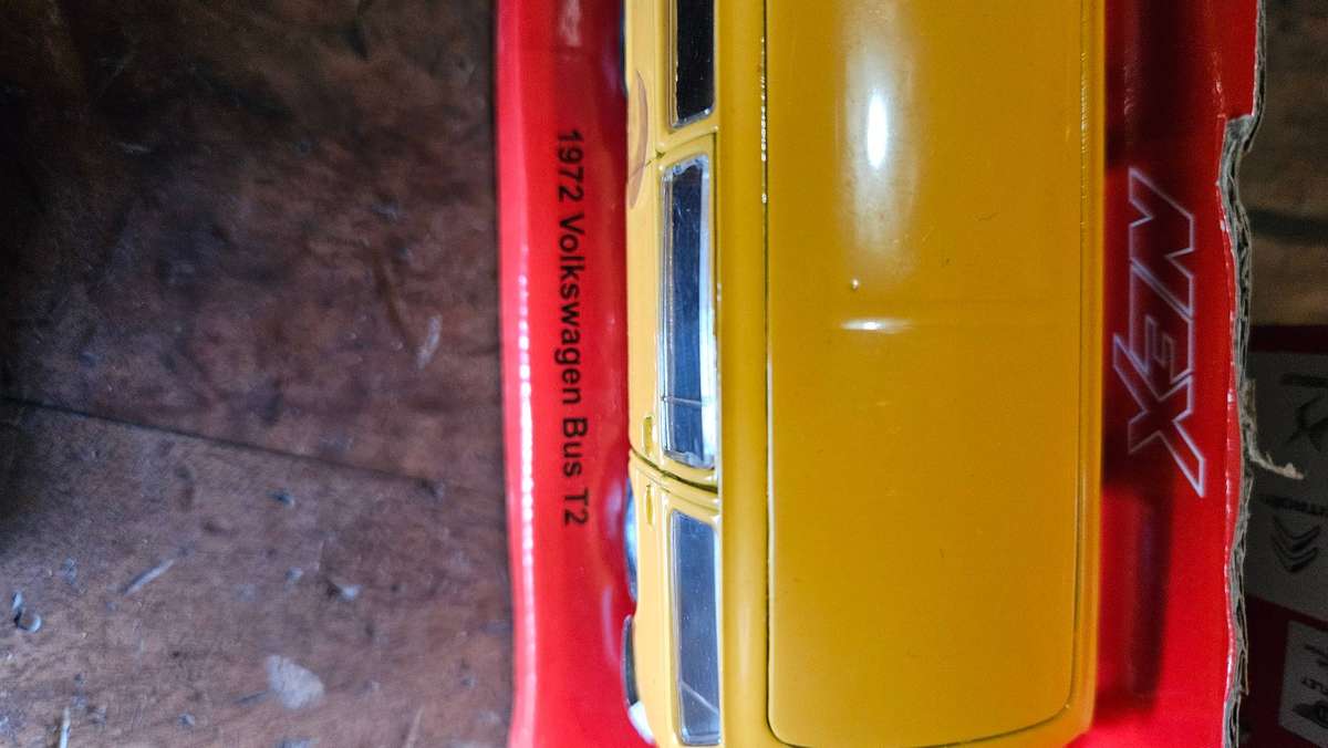 Welly 1972 Volkswagen Bus Die Cast Model