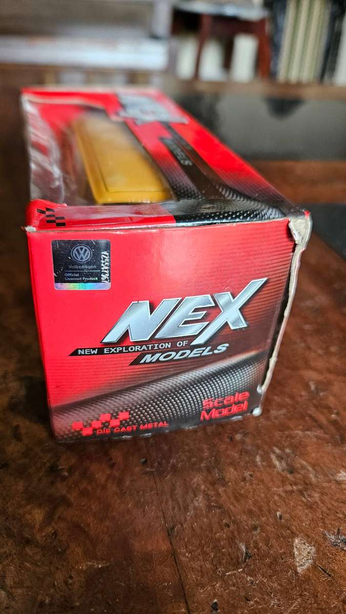 Welly 1972 Volkswagen Bus Die Cast Model