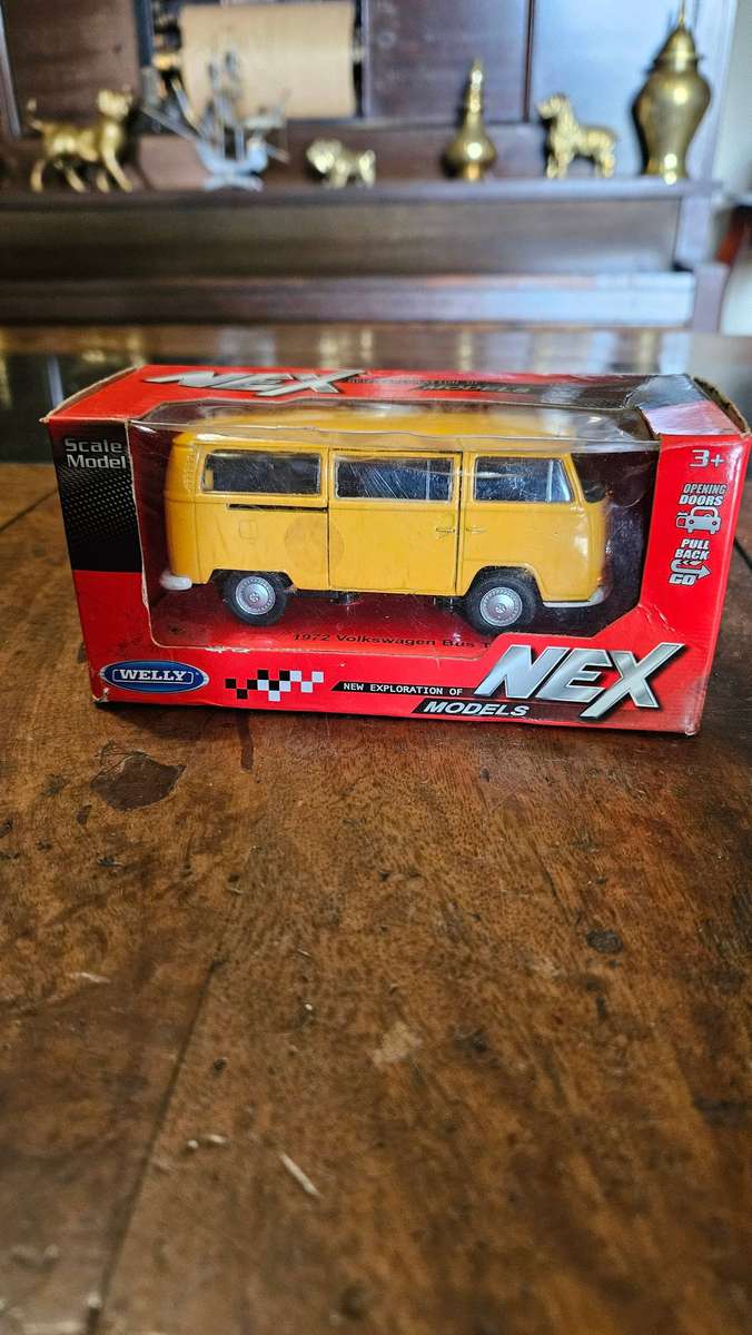 Welly 1972 Volkswagen Bus Die Cast Model