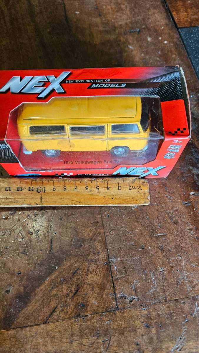 Welly 1972 Volkswagen Bus Die Cast Model