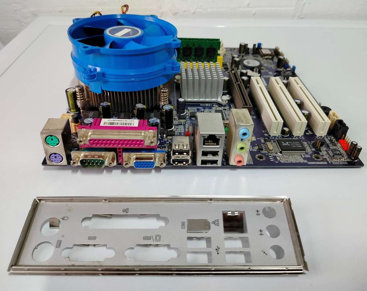 Foxxconn P4M800 + Intel Pentium 4 HT 3.0GHz + 1.5GB DDR2 RAM