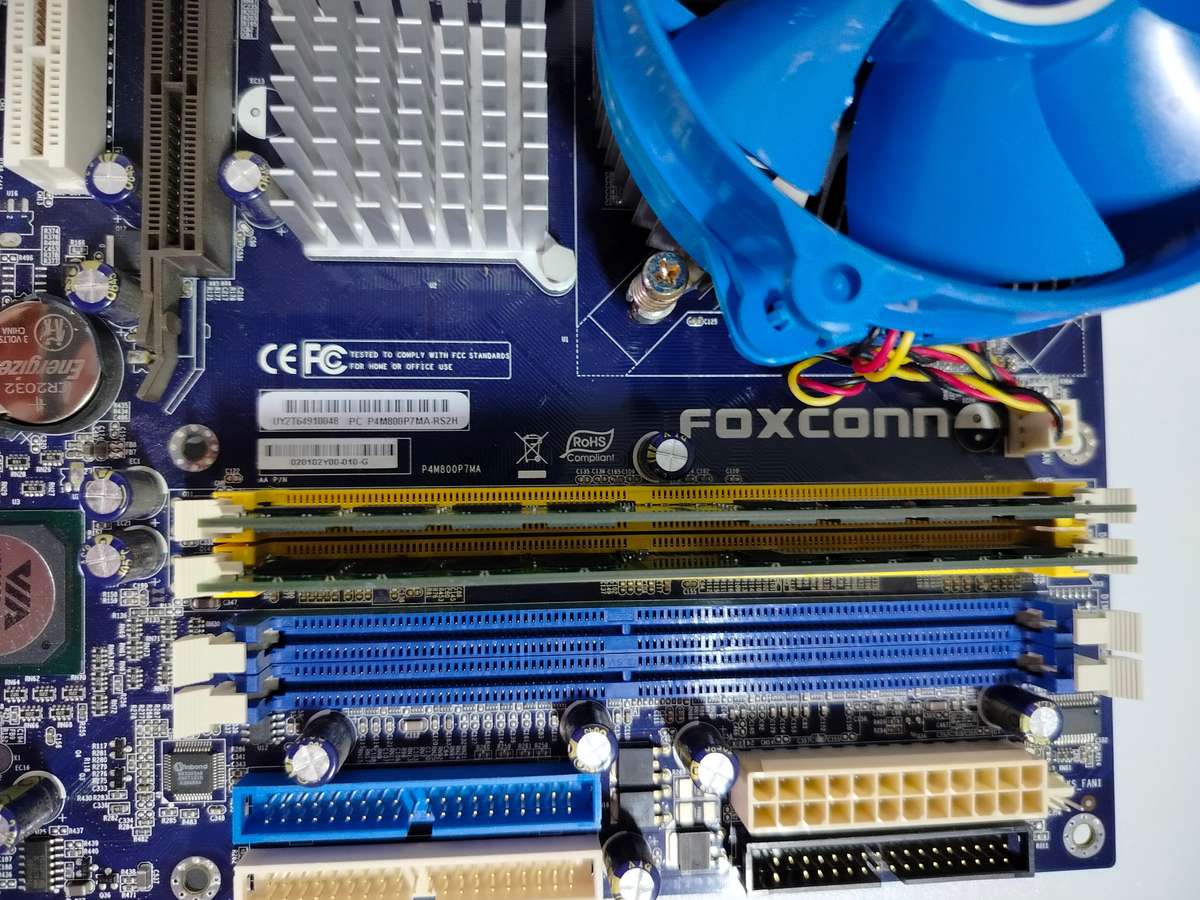 Foxxconn P4M800 + Intel Pentium 4 HT 3.0GHz + 1.5GB DDR2 RAM