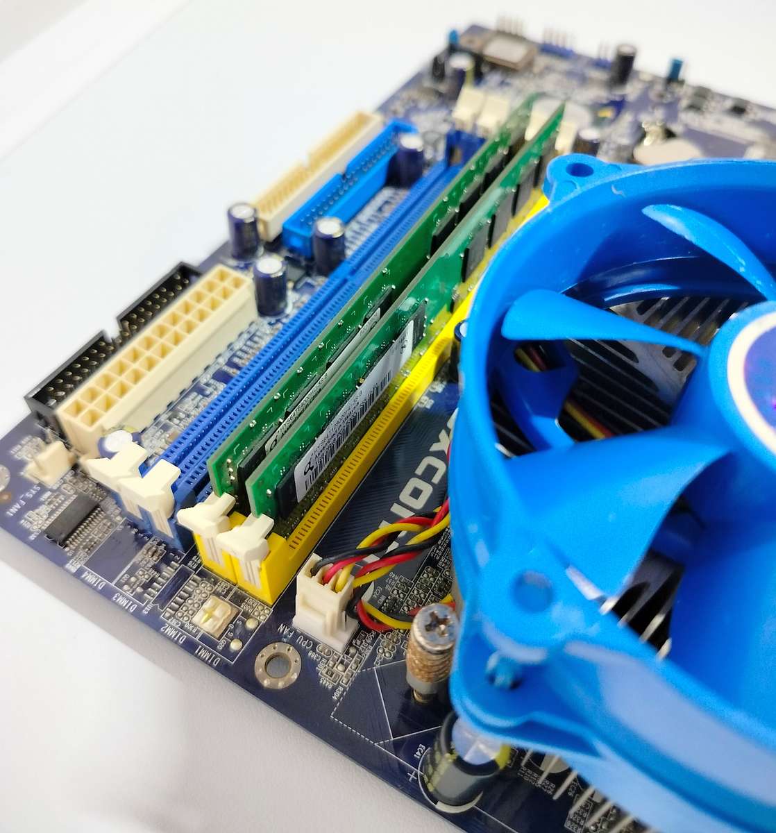 Foxxconn P4M800 + Intel Pentium 4 HT 3.0GHz + 1.5GB DDR2 RAM