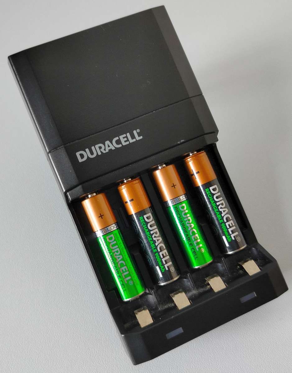 Duracell Battery Charger + 4 Duracell AAA batteries