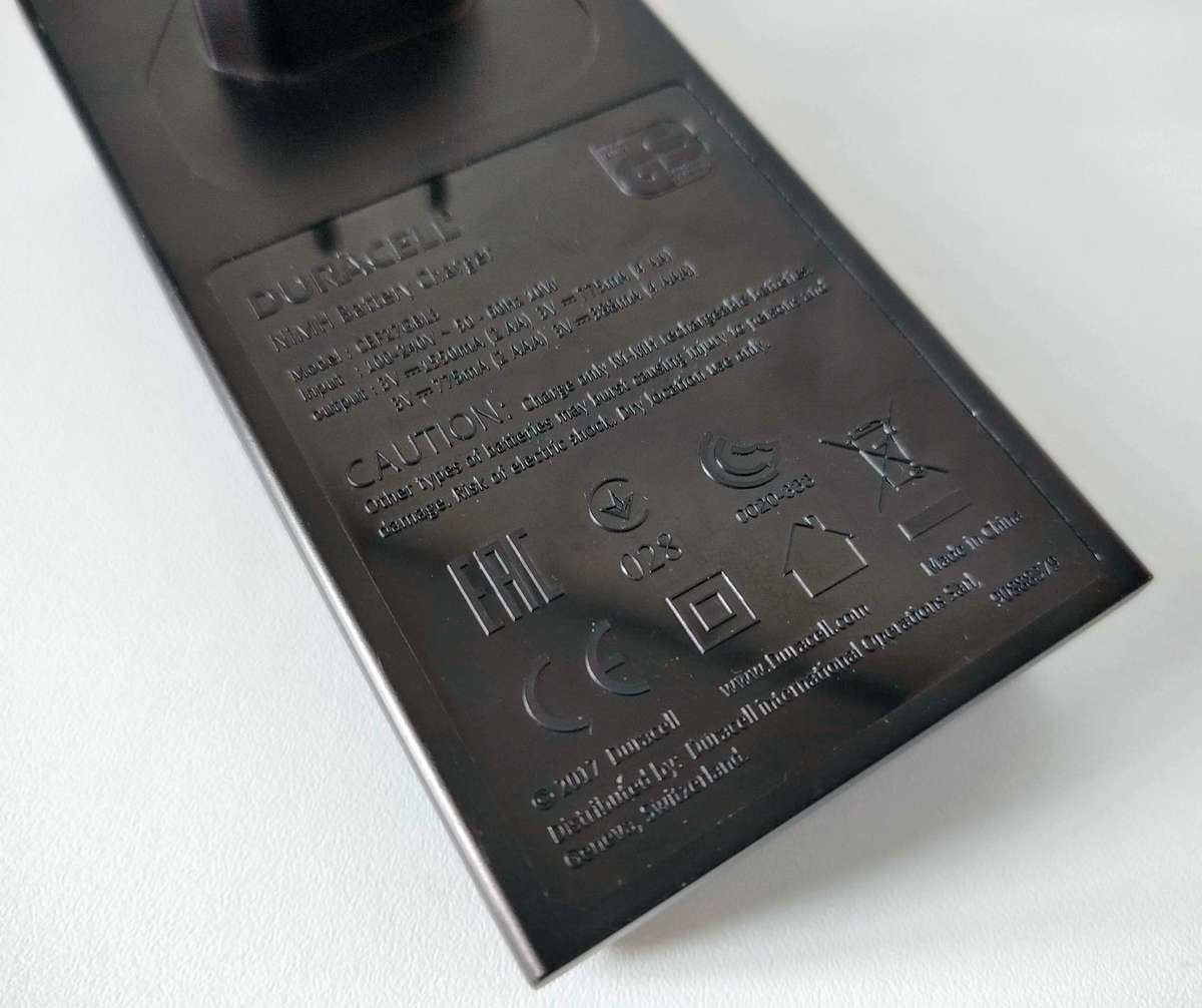 Duracell Battery Charger + 4 Duracell AAA batteries