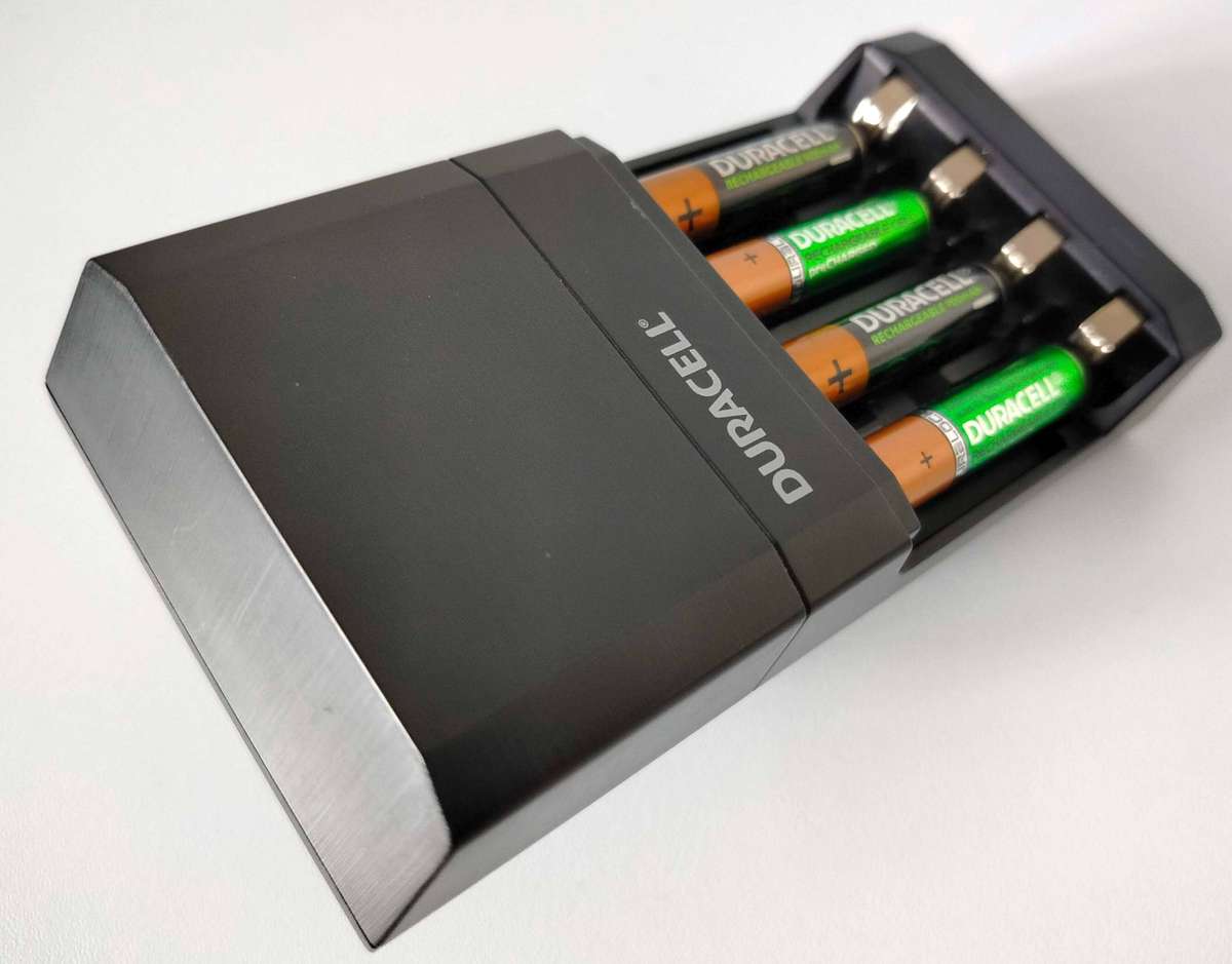 Duracell Battery Charger + 4 Duracell AAA batteries