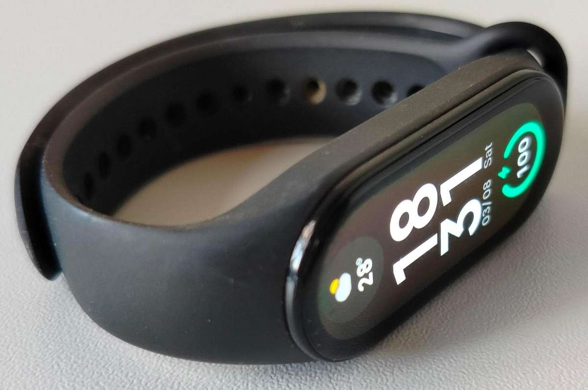 Xiaomi Mi Band 7 with 3 extra straps | In Box with charger cable
