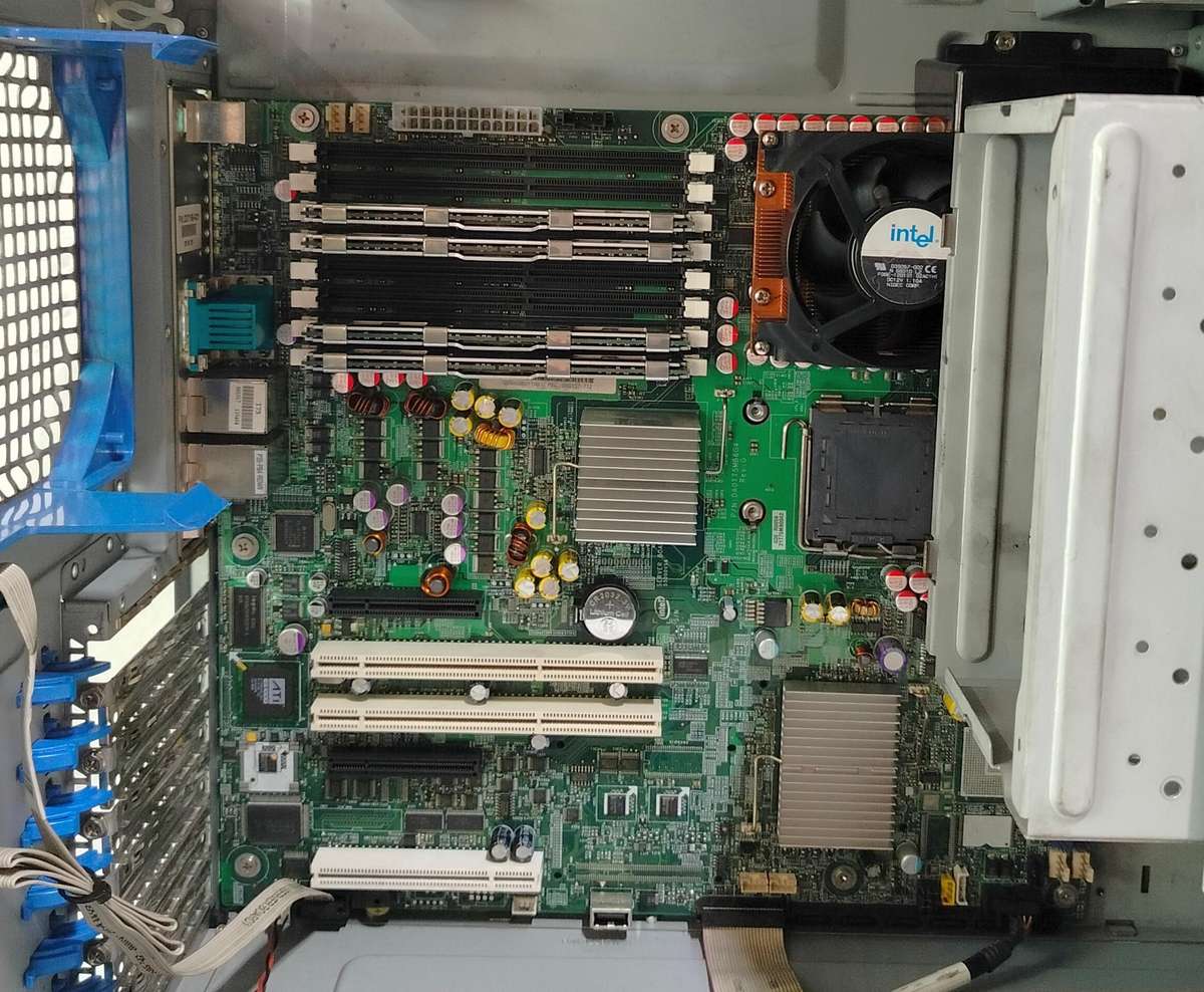 Intel Xeon Server | Dual CPU sockets | 8GB RAM | For spares or repair | Stopped booting, beeps x3