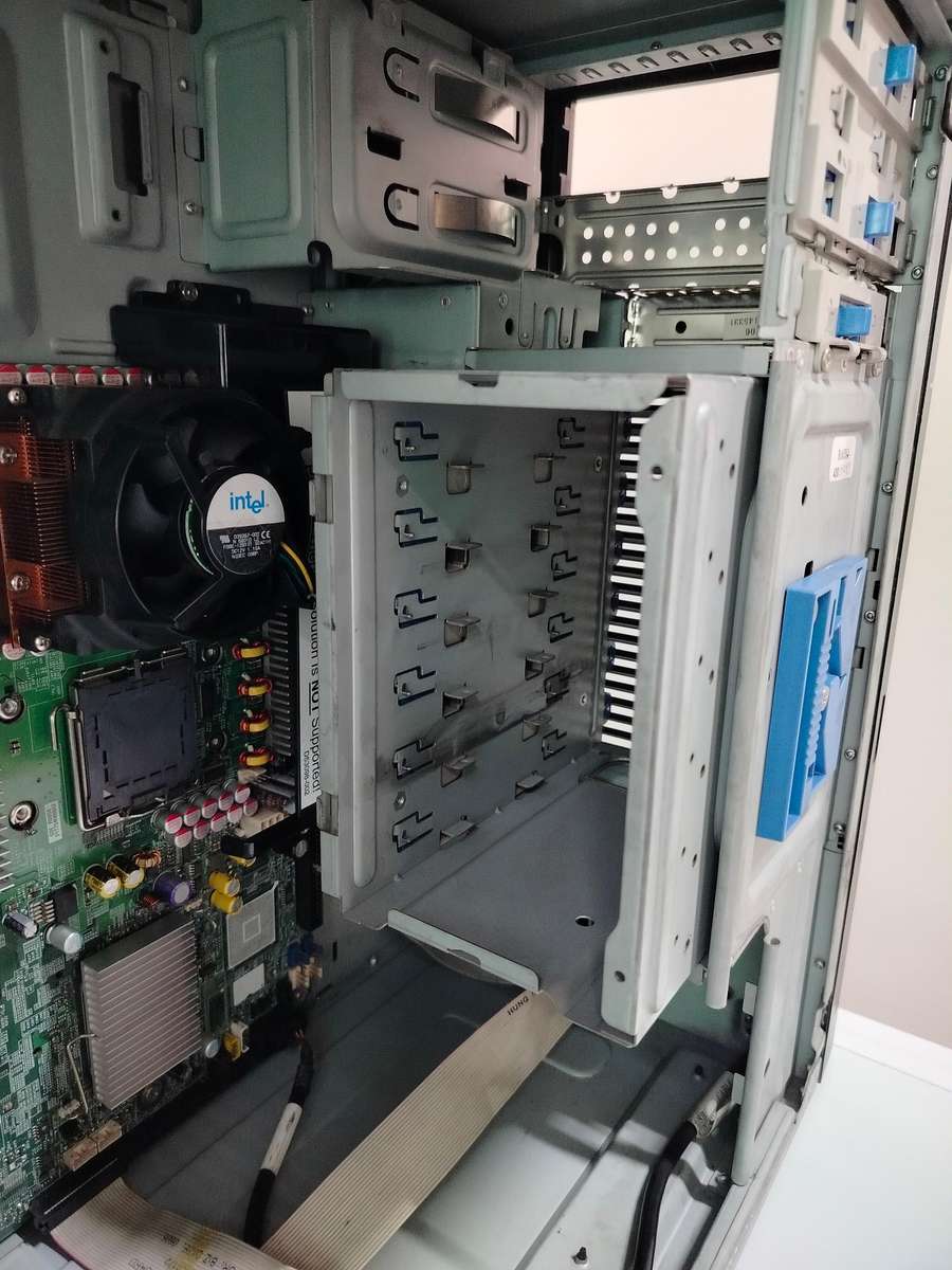 Intel Xeon Server | Dual CPU sockets | 8GB RAM | For spares or repair | Stopped booting, beeps x3