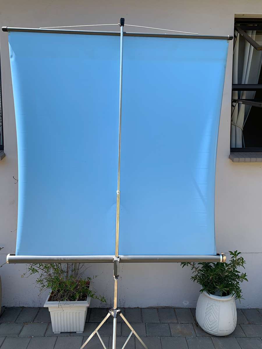 AWESOME  F.I.N.S. OF ITALY "JOLLY" COMPACT PORTABLE PROJECTOR SCREEN IN GREAT CONDITION