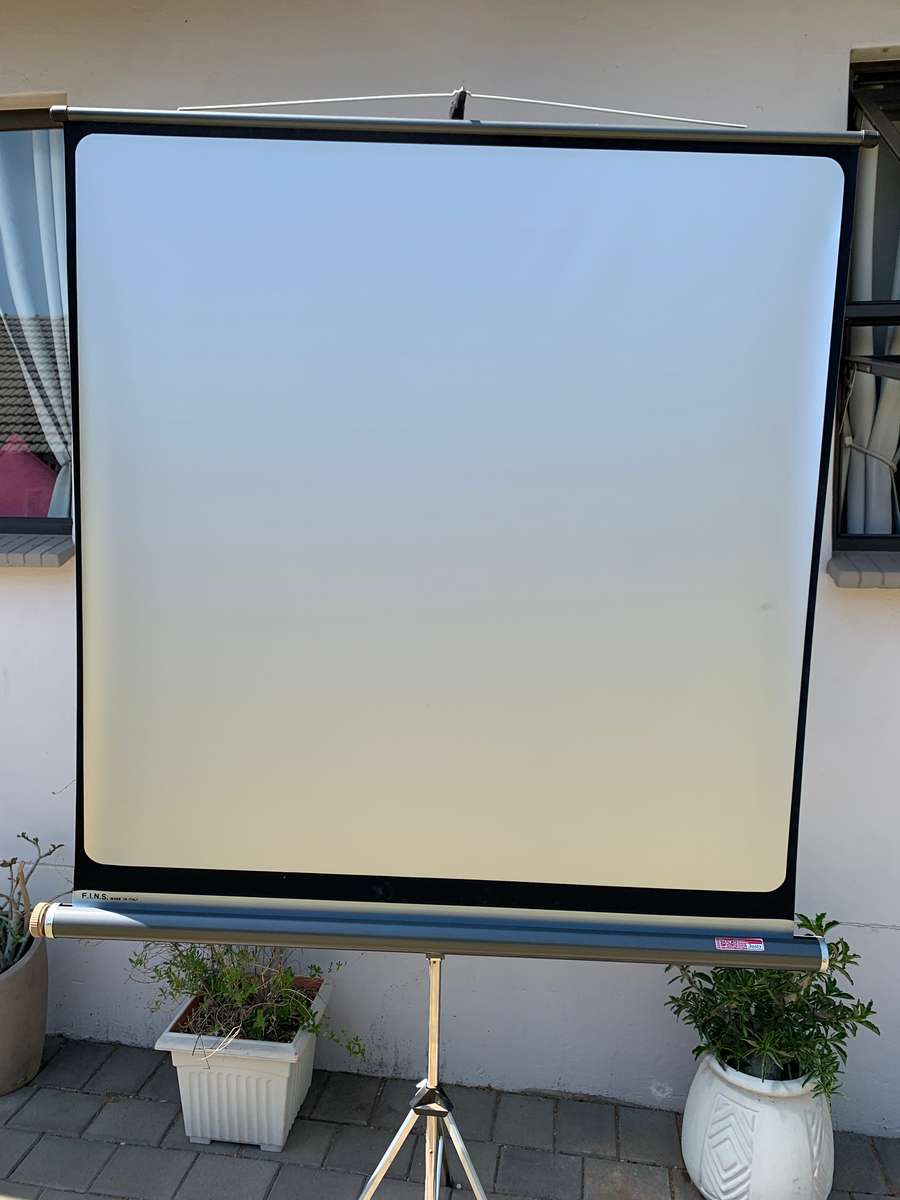 AWESOME  F.I.N.S. OF ITALY "JOLLY" COMPACT PORTABLE PROJECTOR SCREEN IN GREAT CONDITION