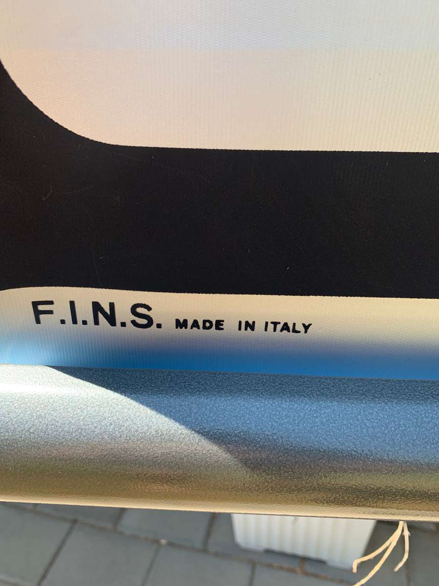 AWESOME  F.I.N.S. OF ITALY "JOLLY" COMPACT PORTABLE PROJECTOR SCREEN IN GREAT CONDITION