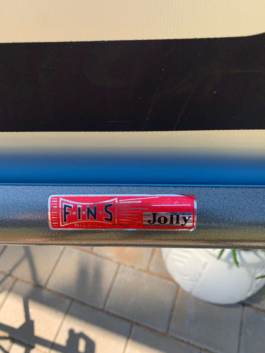 AWESOME  F.I.N.S. OF ITALY "JOLLY" COMPACT PORTABLE PROJECTOR SCREEN IN GREAT CONDITION