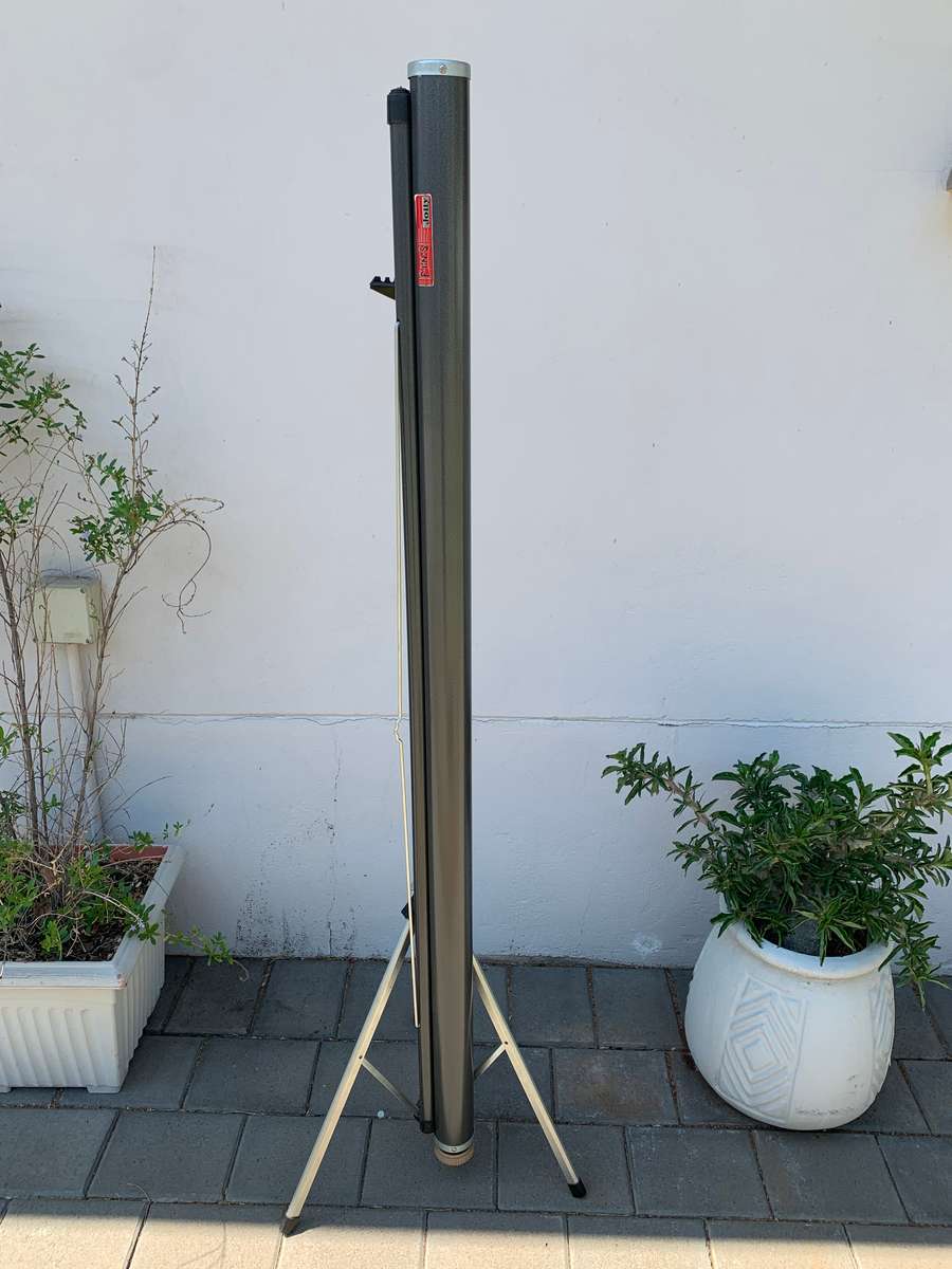 AWESOME  F.I.N.S. OF ITALY "JOLLY" COMPACT PORTABLE PROJECTOR SCREEN IN GREAT CONDITION