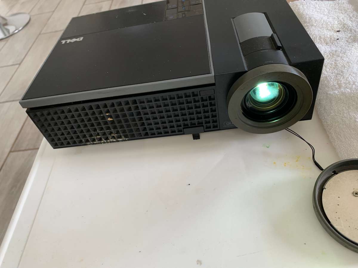 Dell 1610HD Standard Series HD Ready (1280 x 800) Projector PLEASE READ !!