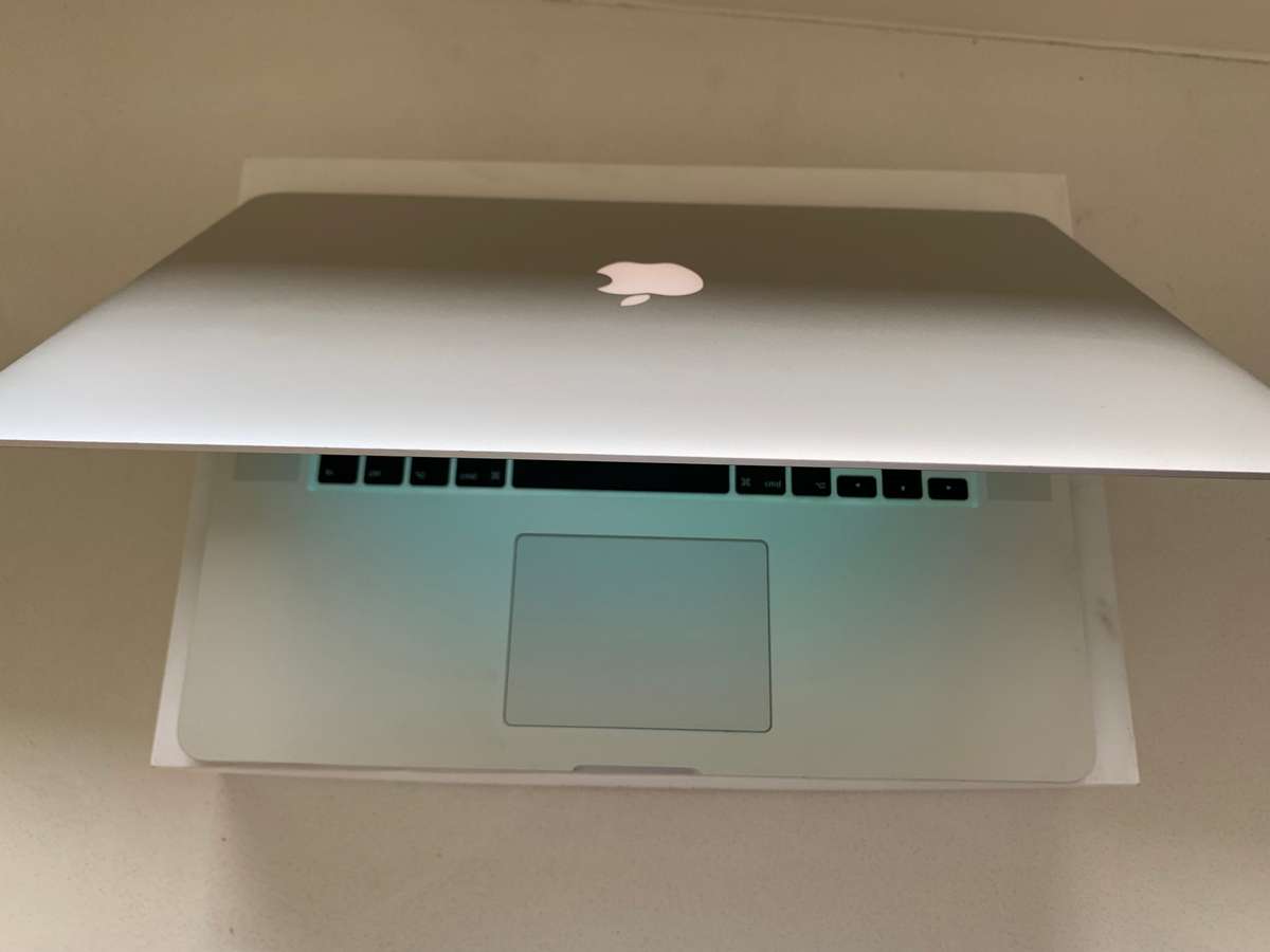 Apple MacBook Pro 15" Retina Display 2015 Model Quad Core i7 16GB RAM