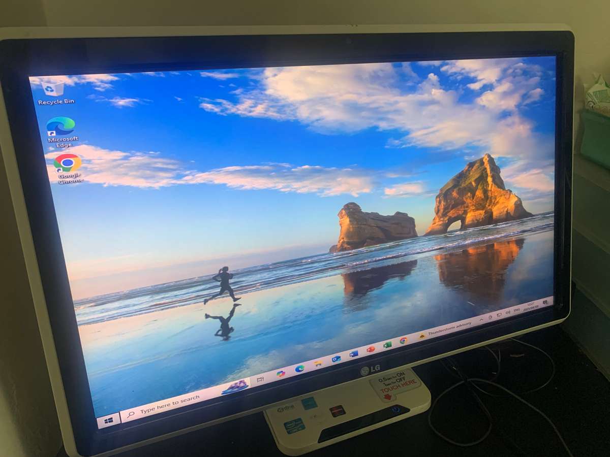 LG ALL IN ONE 24" TOUCH SCREEN PC | 240GB WD SOLID STATE DRIVE | INTEL i5 | 6mb Ram