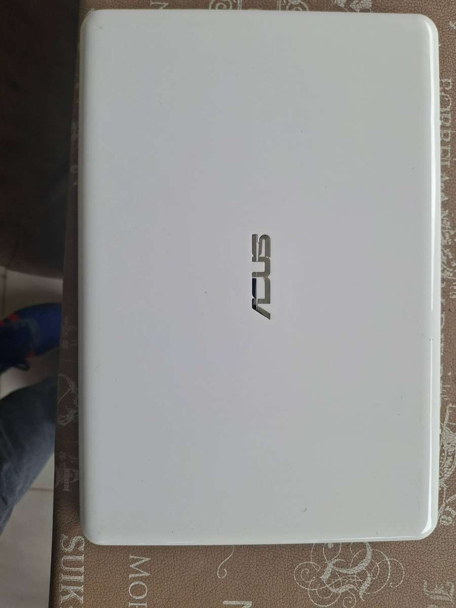 Asus Vivobook E200HA 11.6" Intel Atom x5 Z8300 1.44GHz 2GB 32GB ** CHARGER NOT INCLUDED**