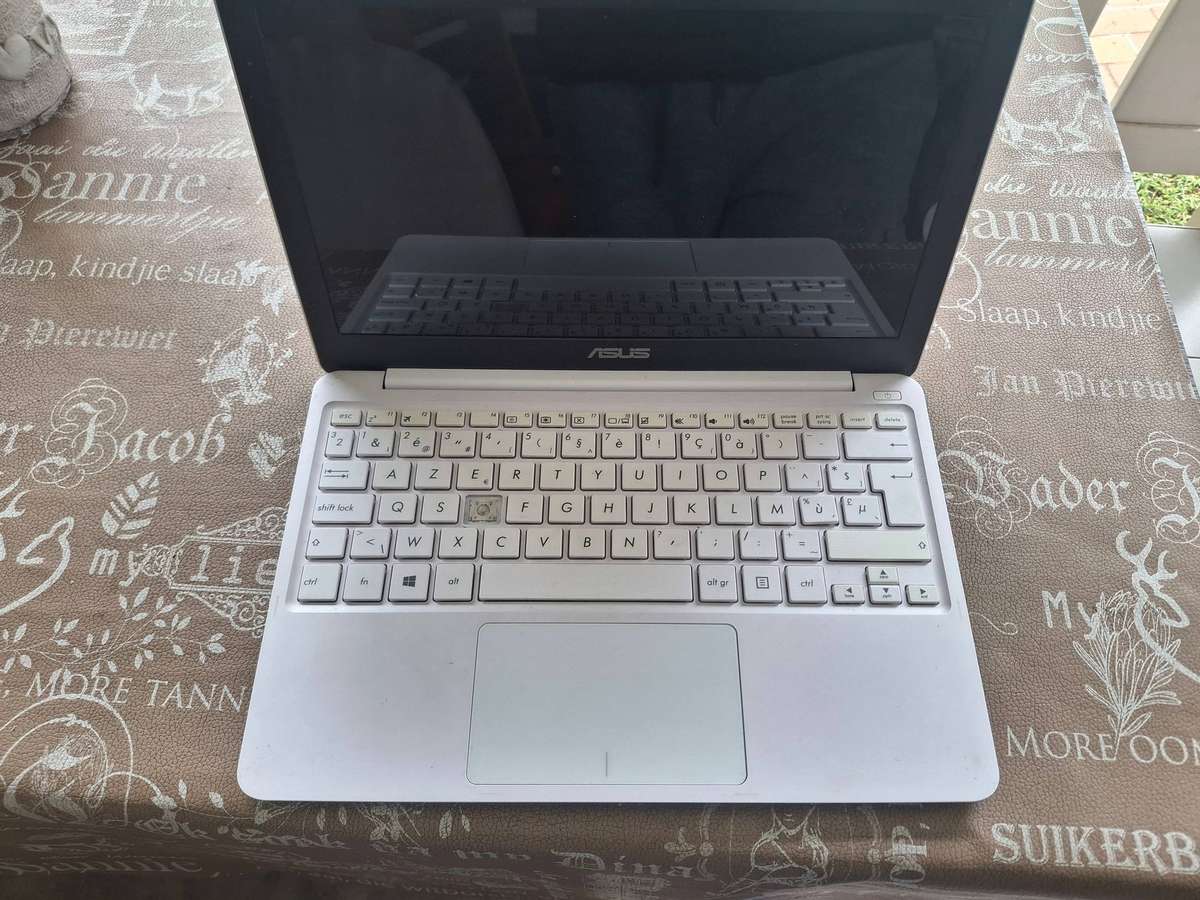 Asus Vivobook E200HA 11.6" Intel Atom x5 Z8300 1.44GHz 2GB 32GB ** CHARGER NOT INCLUDED**