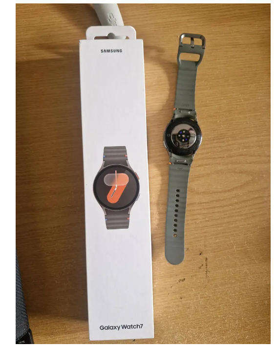 Galaxy Watch7  Green (LTE, 44mm) - Brand new with box and charger