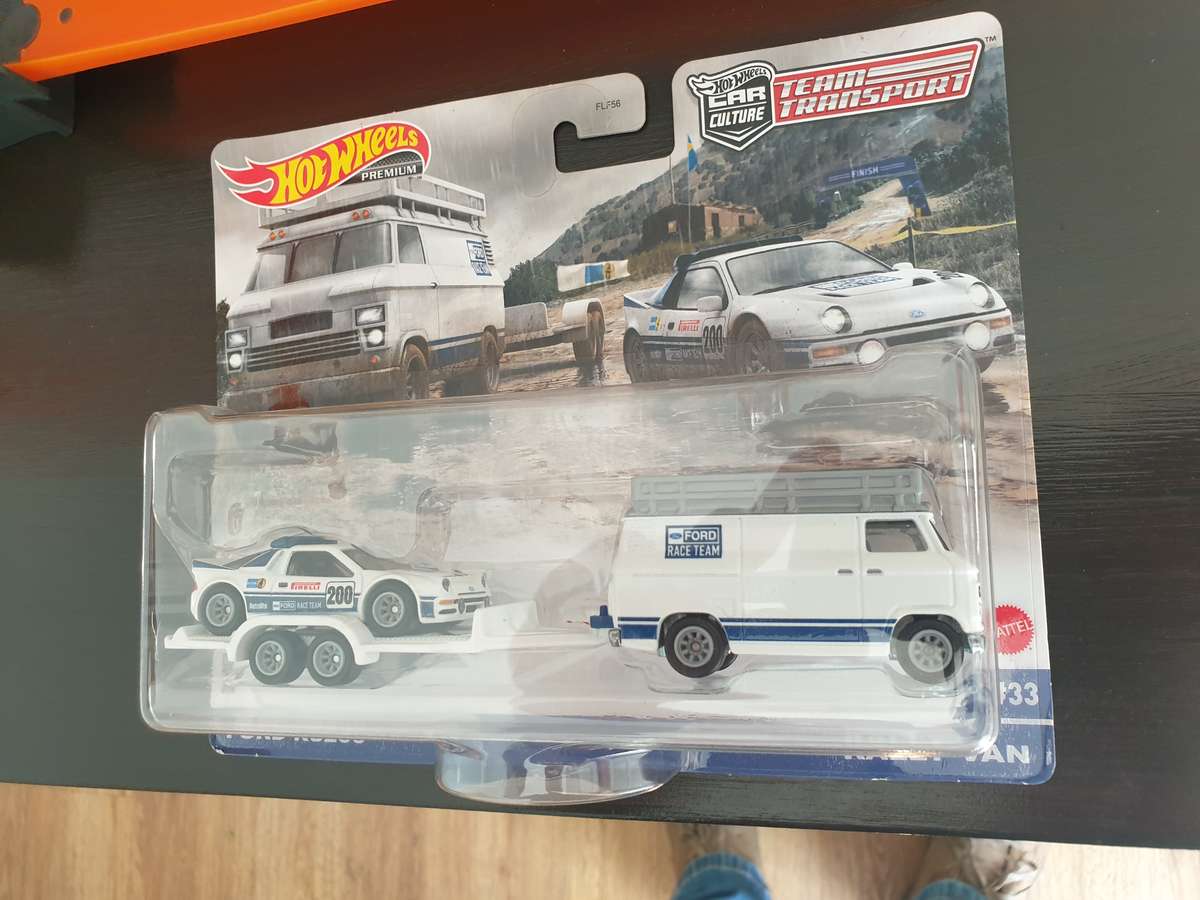 Hot Wheels Team Transport #33 Ford RS200 with Rally Van (Ford Race Team)