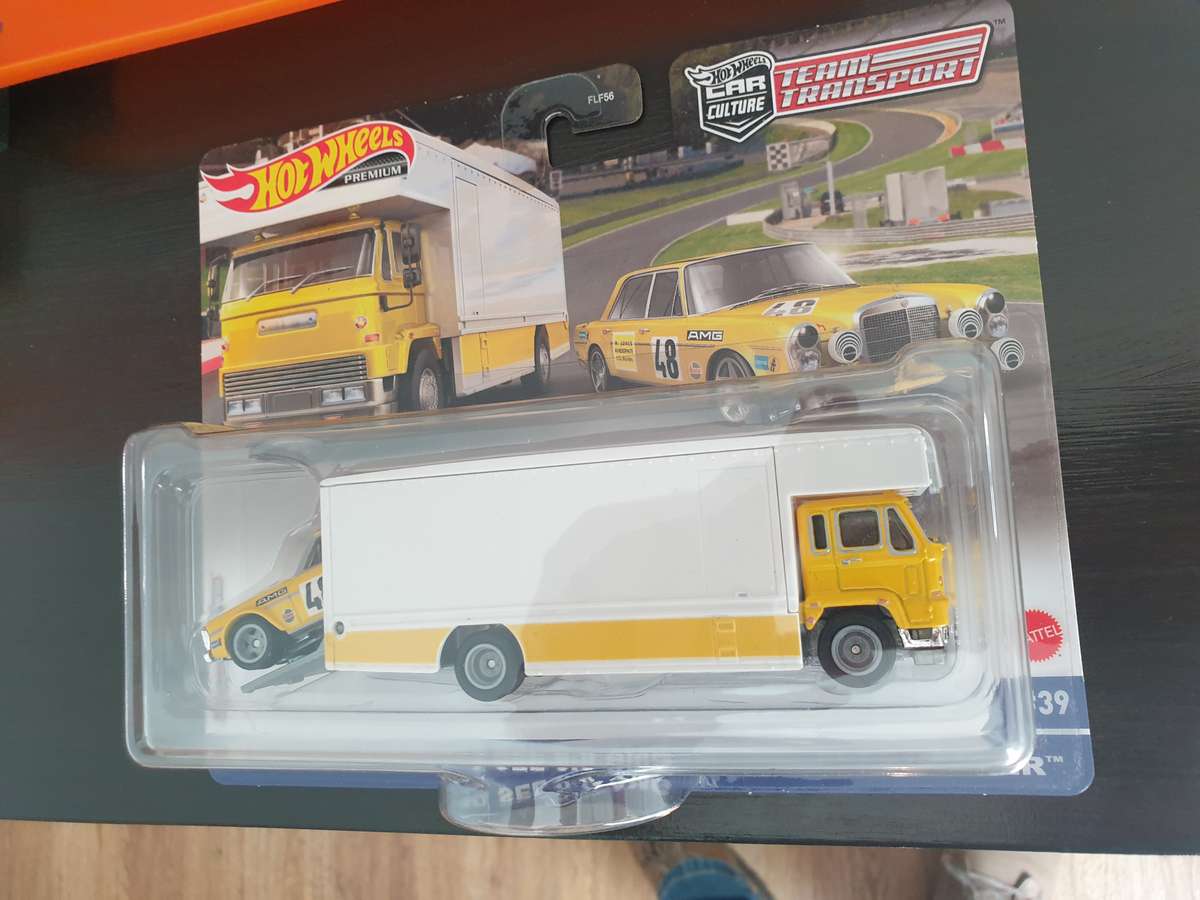 Hot Wheels Team Transport #39 Merc Benz 300 SEL 6.8 AMG with Fleet Flyer