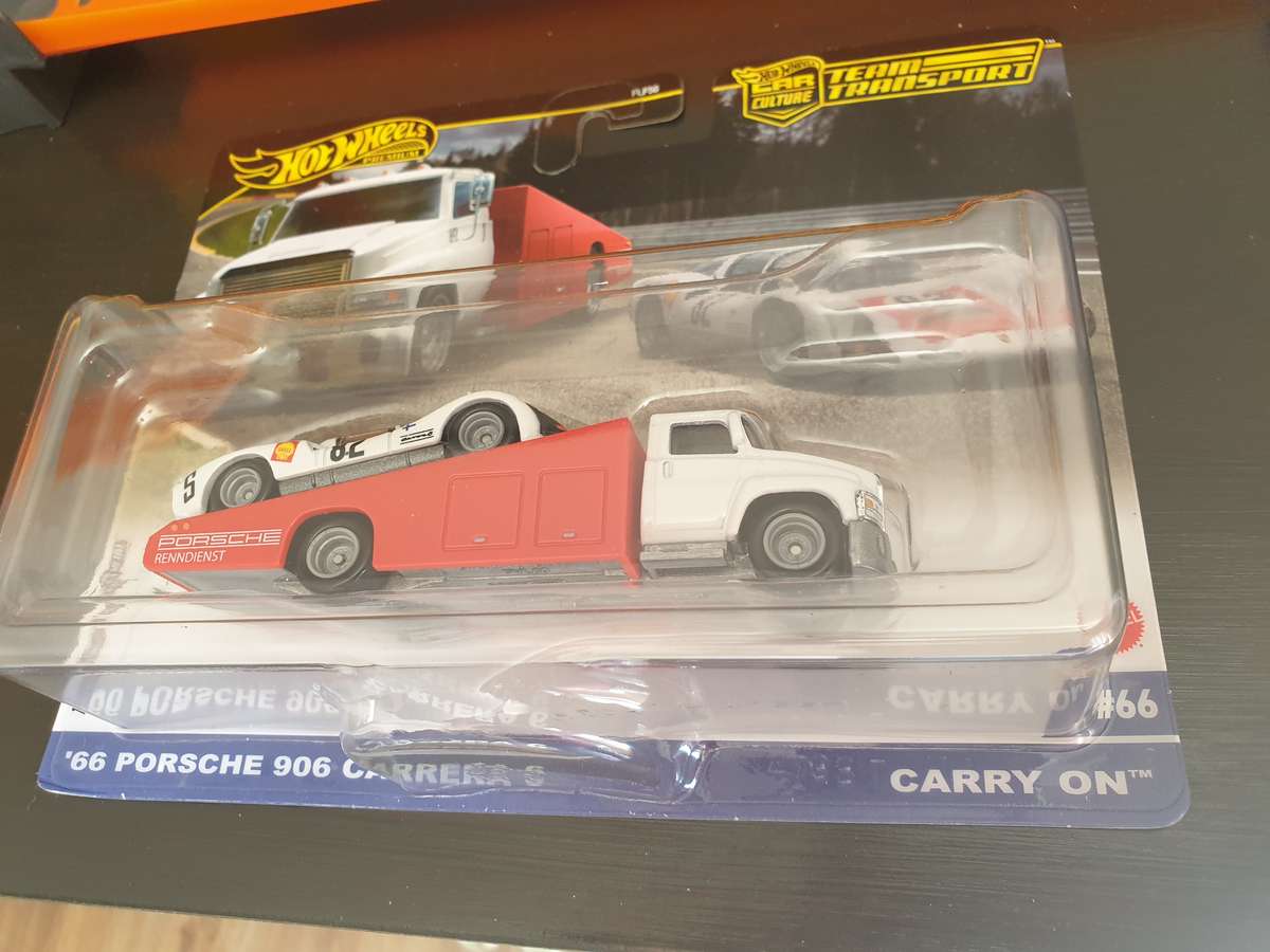 Hot Wheels Team Transport #66 '66 Porsche 906 Carrera 6 with Carry On (Porsche Renndienst)